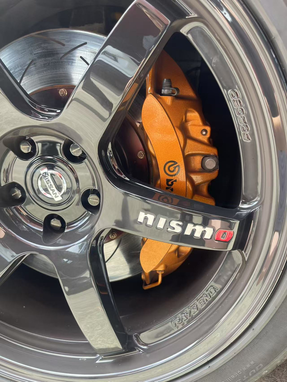 R35 GTR Carbon Ceramic Brake Kit Skyline R32-34 - Nissan Gold with Black Hat